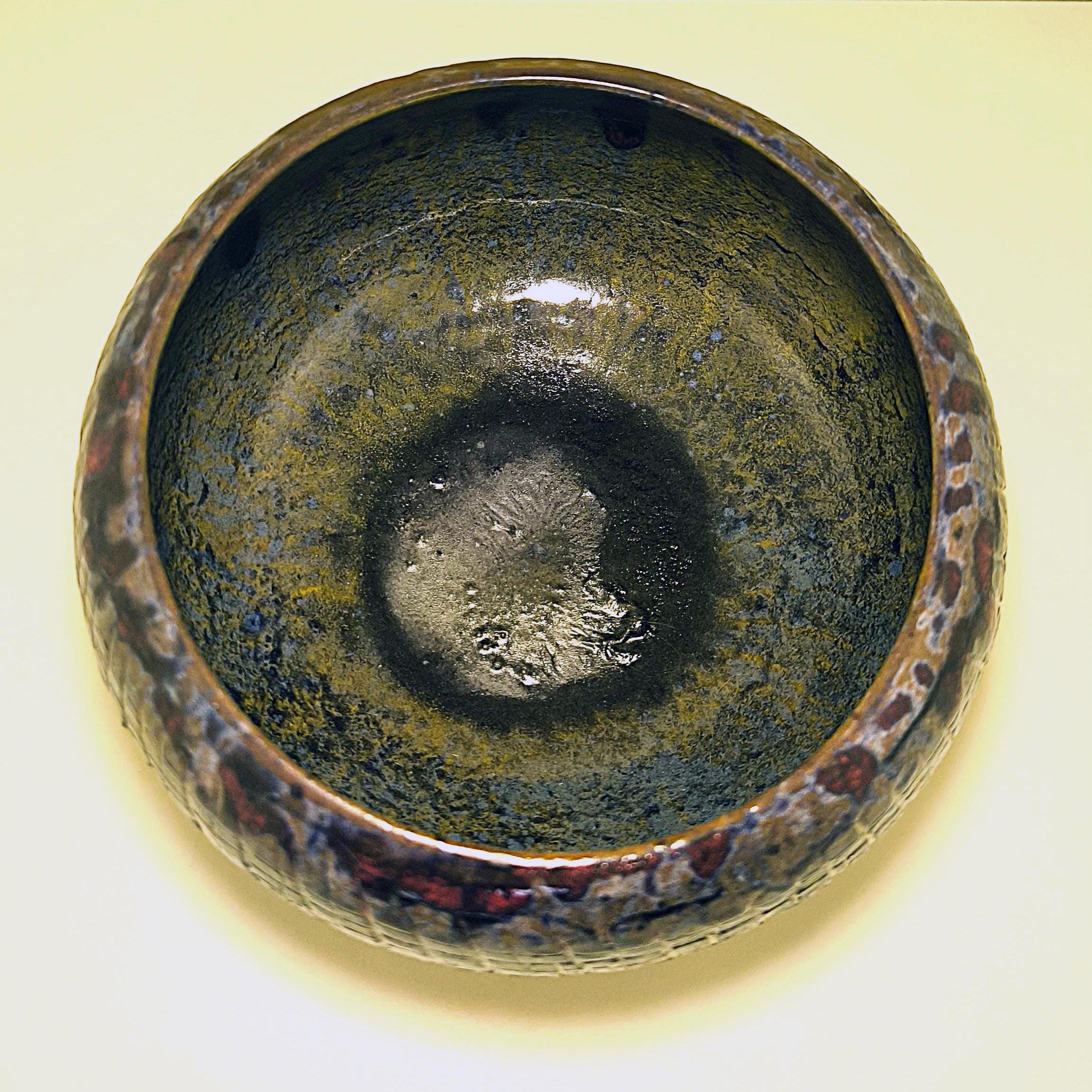 手作りの陶器の花瓶。室内用の花瓶。手作り陶器。装飾用陶磁器