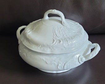 Sopera vintage de porcelana blanca con tapa, asas y relieve, modelo Sanssouci, marcada Classic Rose, Rosenthal