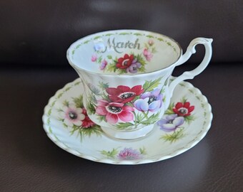 tasse et soucoupe Royal Albert en porcelaine vintage, forme Montrose, série Fleur du Mois, Mars, anémones, marquées