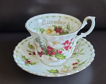 tasse et soucoupe Royal Albert en porcelaine vintage, forme Montrose, série Fleur du mois, décembre, rose de Noël, marquée