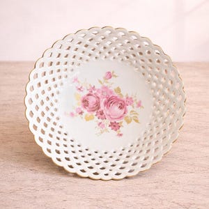 ヴァレンドルフ磁器の透かし彫りのバラと金縁の磁器ボウル – 1958年頃～1970年