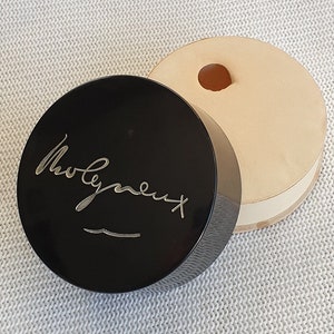 Vintage French powder box with black lid, marked Molyneux, le numéro cinq, rose thé