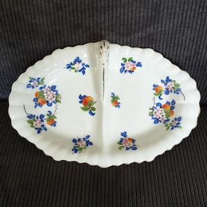 Porseleinen serveerschaal met handvat en appelbloesem – Vintage Europa / Porcelain serving dish with handle and apple blossom – gilt-rim