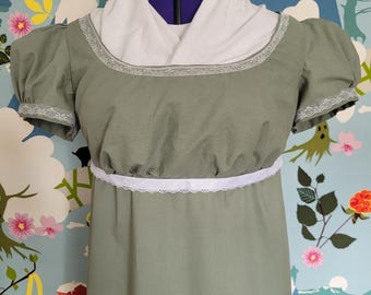 Regency Kleid // Jane Austen Kleid / in Salbei mit Spitze