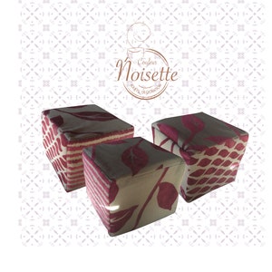 Cube en tissus pourpre motifs floraux
