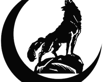 Op de afbeelding: Zwart silhouet van een huilende wolf op een rots, tegen een halve maan. Het minimalistische ontwerp toont de wolf en maan tegen een witte achtergrond. De afbeelding suggereert wildernis, met een nachtelijke sfeer en een gevoel van vrijheid.