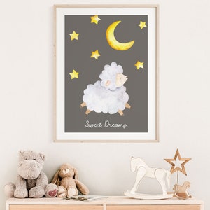Pu&ograve; includere: Un'illustrazione ad acquerello incorniciata di una pecora bianca che salta davanti a una luna crescente e stelle su uno sfondo grigio scuro. Il testo "Sweet Dreams" &egrave; scritto sotto la pecora.