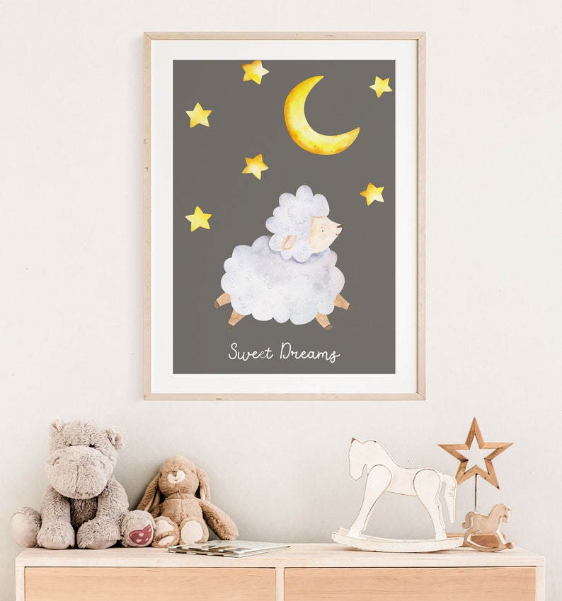 Pu&ograve; includere: Un'illustrazione ad acquerello incorniciata di una pecora bianca che salta davanti a una luna crescente e stelle su uno sfondo grigio scuro. Il testo "Sweet Dreams" &egrave; scritto sotto la pecora.