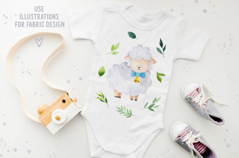 Pu&ograve; includere: Un body bianco per neonato con un'illustrazione ad acquerello di una pecora che indossa un papillon blu e un campanello. La pecora &egrave; circondata da foglie verdi. Il body &egrave; sdraiato su una superficie bianca con una macchina fotografica giocattolo di legno e un paio di scarpe da ginnastica grigie.