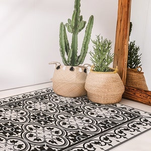 Sokka vintage #21 Vinyl Floor Mat, Vinyl Rug, Rugs For Living Room, Kitchen Mat, Azulejos, Floral Carpet, Home Decor, White, Black, Linoleum