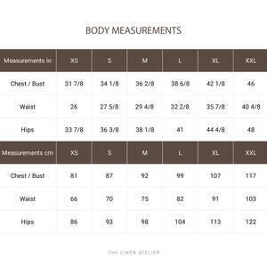 Puede incluir: Una tabla de medidas corporales con medidas de pecho, cintura y cadera en pulgadas y cent&iacute;metros. Las tallas van de XS a XXL. La tabla incluye medidas de pecho/busto, cintura y caderas, con valores en pulgadas y cm.