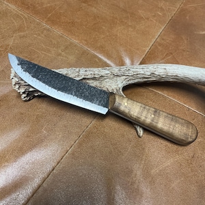 Raspa a ferro di cavallo Bezalel Collective Coltello da commercio francese con manico in acero riccio con o senza fodero