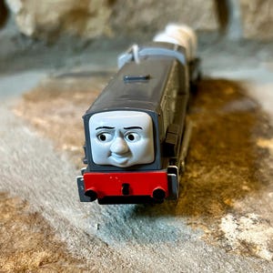 RARO trenino vintage del 2005 Tomy a batteria Dennis e Milk, Thomas the Tank Engine, Trackmaster, in perfette condizioni, come nuovo, GUARDA IL VIDEO