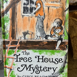 Puede incluir: Un libro infantil vintage titulado "The Tree House Mystery" con una ilustración de dos niños cerca de una casa en el árbol. La portada presenta un borde verde y blanco, con el nombre del autor y el ilustrador en la parte inferior.