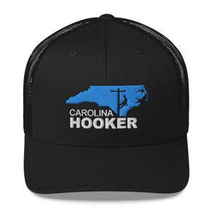 Pode incluir: Boné de caminhoneiro preto com um contorno azul do estado da Carolina do Norte e o texto "CAROLINA HOOKER" em branco.