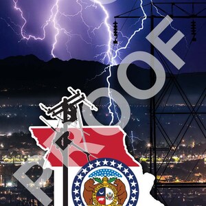 Puede incluir: Un diseño gráfico con la bandera del estado de Misuri con la silueta de un lineman trabajando en una línea eléctrica. El fondo es un cielo tormentoso con rayos y un horizonte de ciudad.