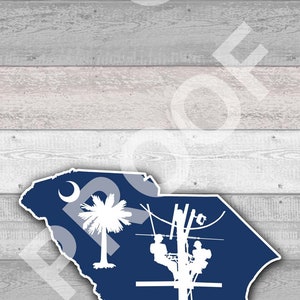 Könnte beinhalten: Eine blaue Umrandung des Bundesstaates South Carolina mit einer weißen Silhouette eines Palmenbaums und eines Halbmondes. Die Umrandung des Bundesstaates enthält auch eine weiße Silhouette eines Linienarbeiters, der an einer Stromleitung arbeitet.