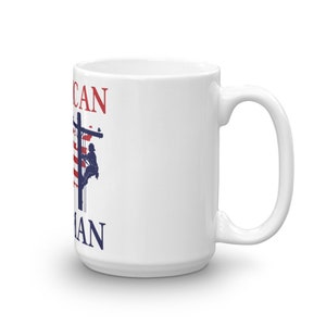 Puede incluir: Taza de cer&aacute;mica blanca con un dise&ntilde;o de bandera estadounidense azul y roja y el texto "American Lineman".
