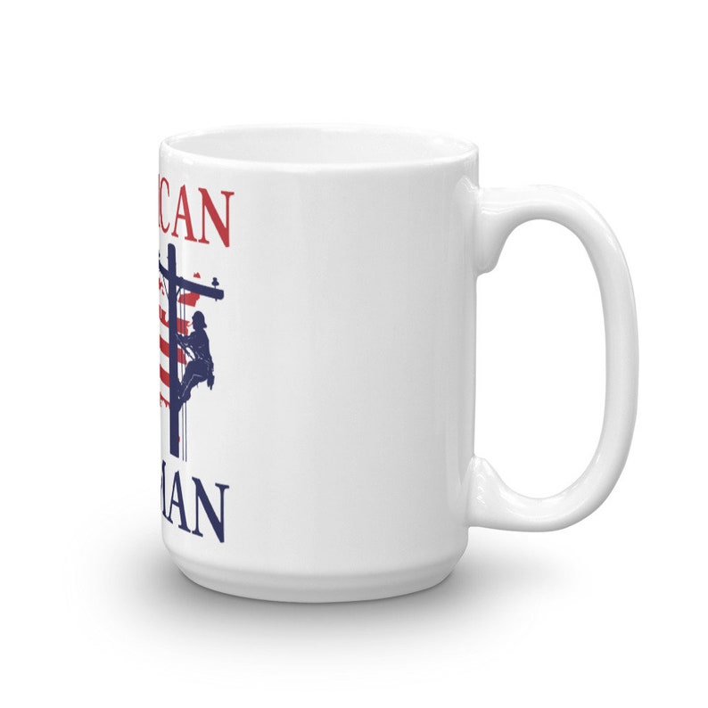 Puede incluir: Taza de cer&aacute;mica blanca con un dise&ntilde;o de bandera estadounidense azul y roja y el texto "American Lineman".