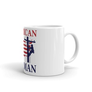 Puede incluir: Taza de cer&aacute;mica blanca con un dise&ntilde;o de bandera estadounidense roja, blanca y azul y el texto "American Lineman".