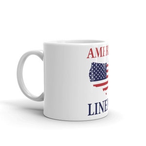 Puede incluir: Taza de caf&eacute; de cer&aacute;mica blanca con un dise&ntilde;o de bandera estadounidense roja, blanca y azul y el texto "America" y "Line Up" en azul.