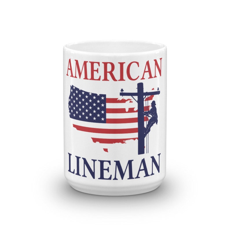 Puede incluir: Taza de cer&aacute;mica blanca con un dise&ntilde;o de bandera estadounidense roja, blanca y azul y el texto "AMERICAN LINEMAN".