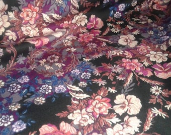 Tela de punto jersey con rosas: felpa francesa floral morada, 59" de ancho