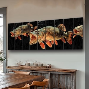 Op de afbeelding: Een rustieke eetkamer met een grote houten tafel en bijpassende stoelen. Een decoratief kunstwerk met vissen hangt aan de muur boven een houten dressoir. Een grote rieten mand met bloemen staat op de tafel, en een glazen globe hangt erboven.