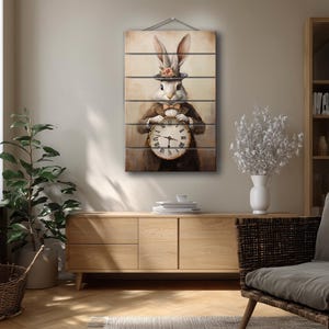 Puede incluir: Una caprichosa obra de arte mural que presenta un conejo vestido con un traje y sombrero de copa, sosteniendo un reloj antiguo. La obra de arte está montada sobre tablones de madera, creando una estética rústica. El conejo tiene una pajarita y el reloj tiene números romanos.