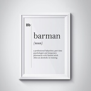 Peut inclure: Une définition imprimable en noir et blanc du mot "barman" avec le texte "Bb barman (nom) un baby-sitter professionnel, un psychologue à temps partiel et un pharmacien temporaire avec un stock limité, souvent un alcoolique en formation"