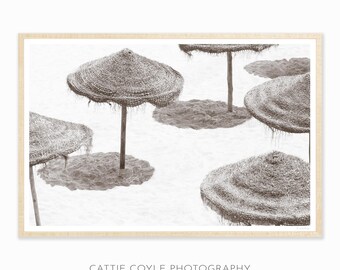 Zwart-wit strandfotografieprint - grote ingelijste strandparasols muurkunst - woondecoratie kust