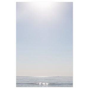 Impressão de fotografia do oceano - Grande arte de parede emoldurada - Decoração de parede vertical para sala de estar - Arte de parede costeira minimalista - Impressão de arte azul calma