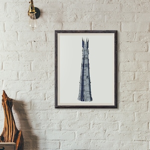 Può includere: Una stampa incorniciata di un'illustrazione in bianco e nero di una torre alta e stretta con una cima a punta. La torre è circondata da uno sfondo bianco. La stampa è appesa a un muro di mattoni bianchi.