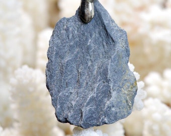 42 carat blue slate - natural stone pendant - Nozay, France // CN7