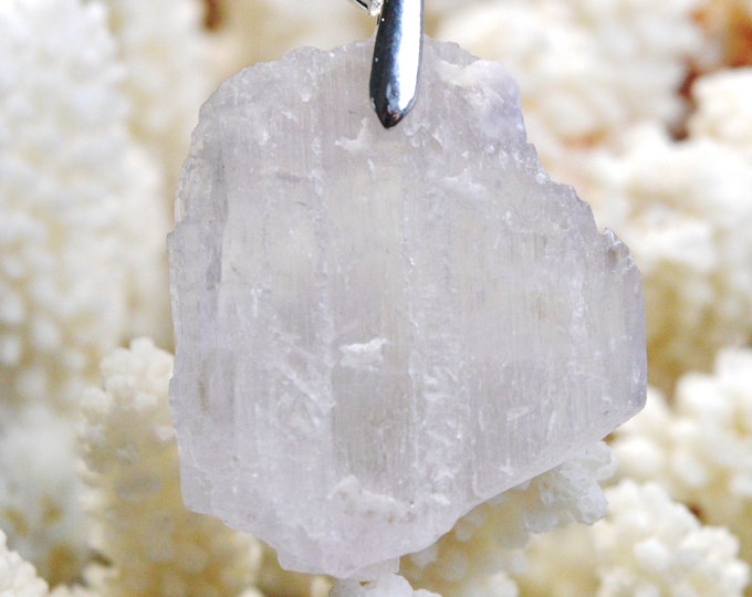 Kunzite 132 carats - natural stone pendant - Pakistan // CC48