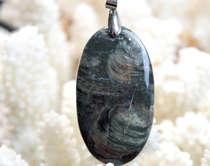 83 carat fuchsite ruby - natural stone cabochon pendant - India / EC14