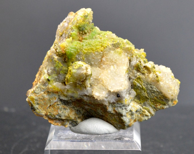 Pyromorphite & Quartz 72 grams - Goutelle Mine, Pontgibaud, Riom, Puy-de-Dôme, Auvergne-Rhône-Alpes, France
