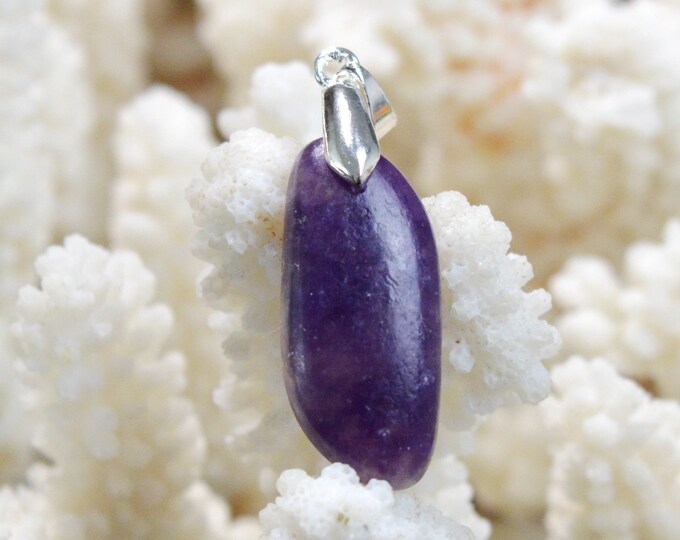 18 carat Lepidolite - natural stone cabochon pendant - Brazil / EY90