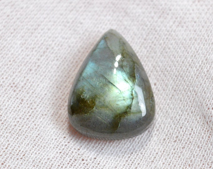 Labradorite 33 carats - natural stone cabochon - Madagascar / FJ48