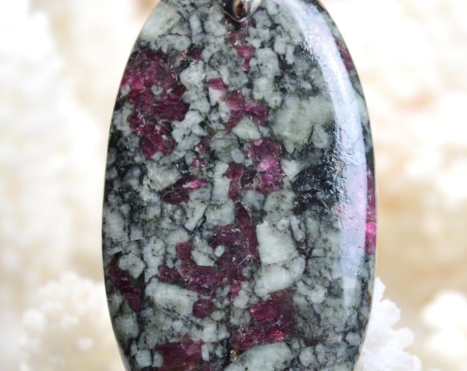 Eudialyte - 62 carats - natural stone cabochon pendant - Russia // BN70