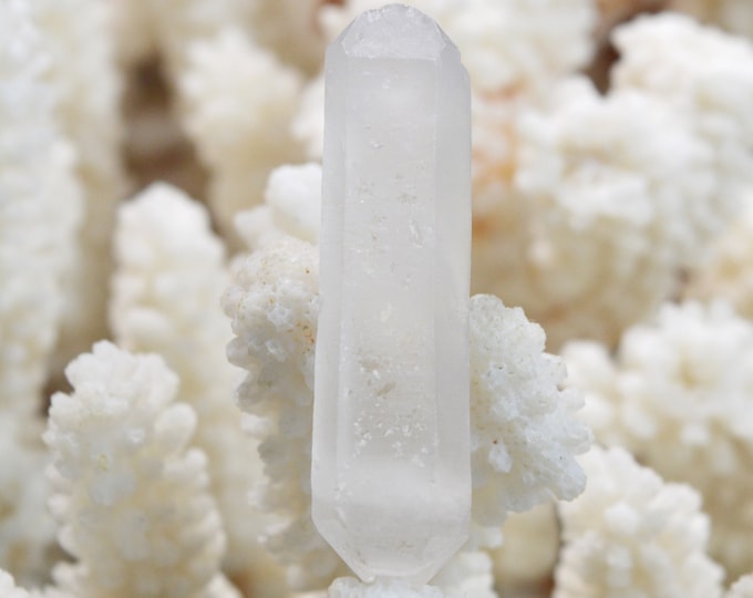 Bi-terminated quartz 8 grams - Itremo, Ambatofinandrahana, Amoron'i Mania, Madagascar