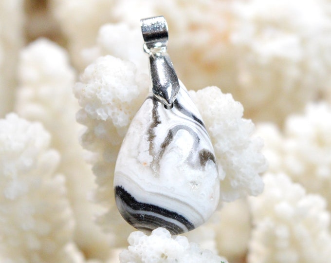 19 carat calcite - natural stone cabochon pendant - Mexico / EJ74