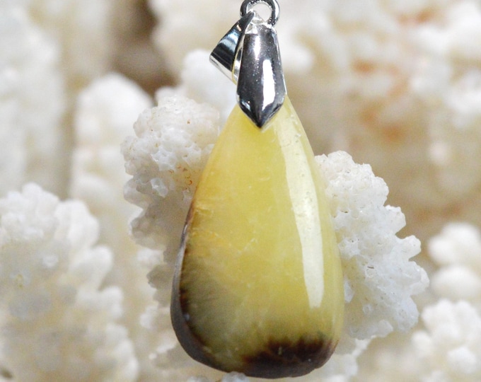 Septaria 28 carats - natural stone cabochon pendant - Madagascar / FR66