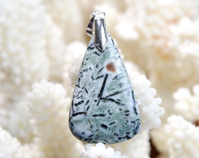 Hornblende & Almandine Garnet 32 carats - natural stone cabochon pendant - Austria / EF85