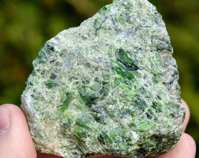 Chrome diopside & quartz - 284 grams - Araçuaí, Minas Gerais, Brazil