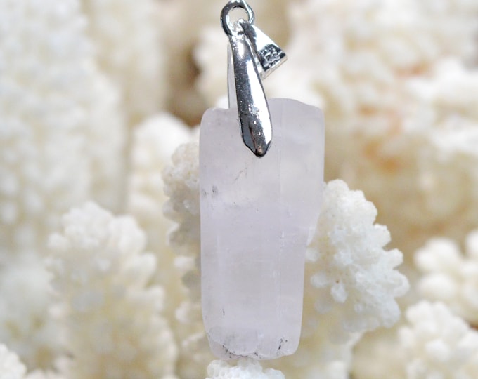 Kunzite 38 carat - raw natural stone pendant - Pakistan / FB8