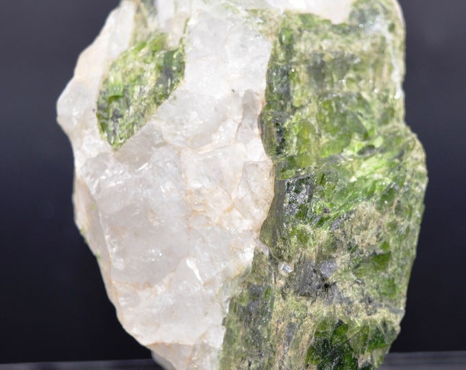 Chrome diopside & quartz - 636 grams - Minas Gerais, Brazil