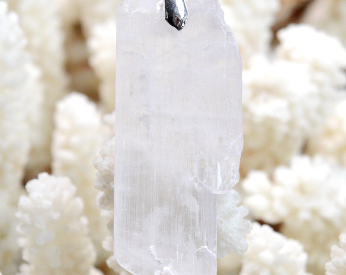 Kunzite 64 carats - natural stone pendant - Pakistan // CN93