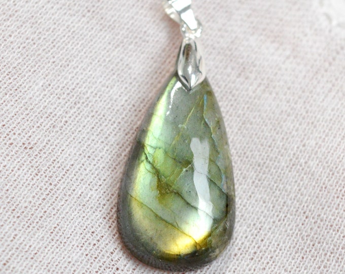 Labradorite 42 carats - natural stone cabochon pendant - Madagascar / FK8