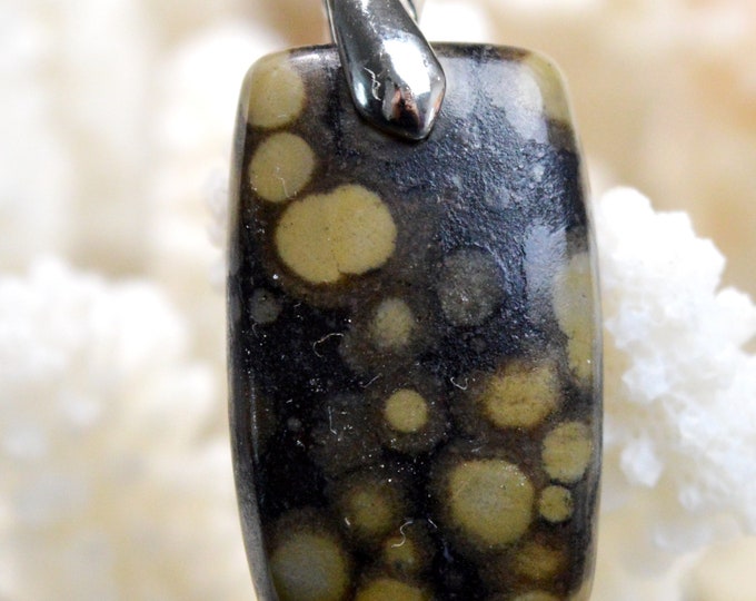 Scapolite in mica - 39 carats - natural stone cabochon pendant - India // BL49